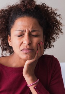 woman experiencing jaw pain 